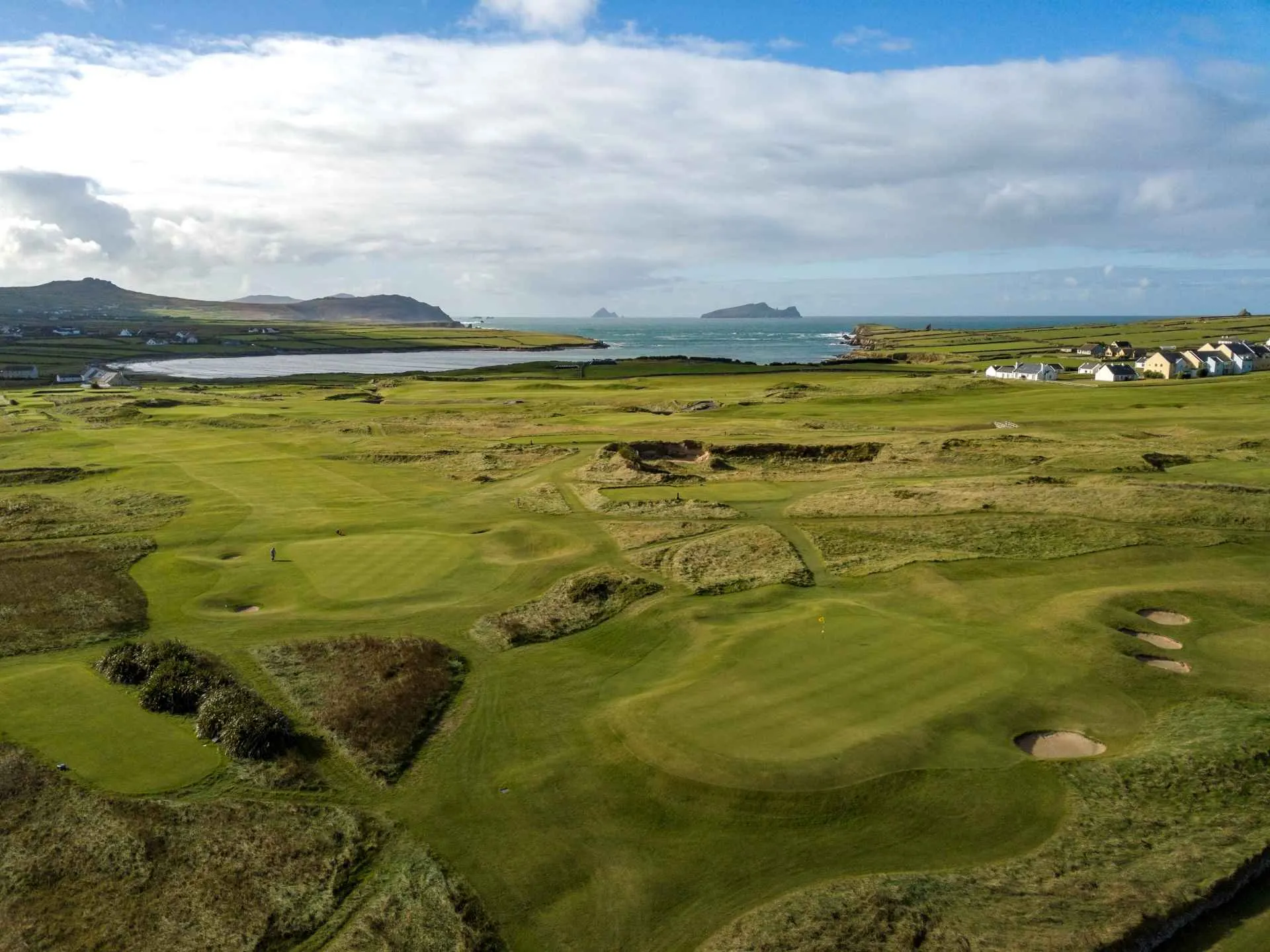 Ceann Sibéal’s links fairways, bunkers and coastline on the Dingle Peninsula.